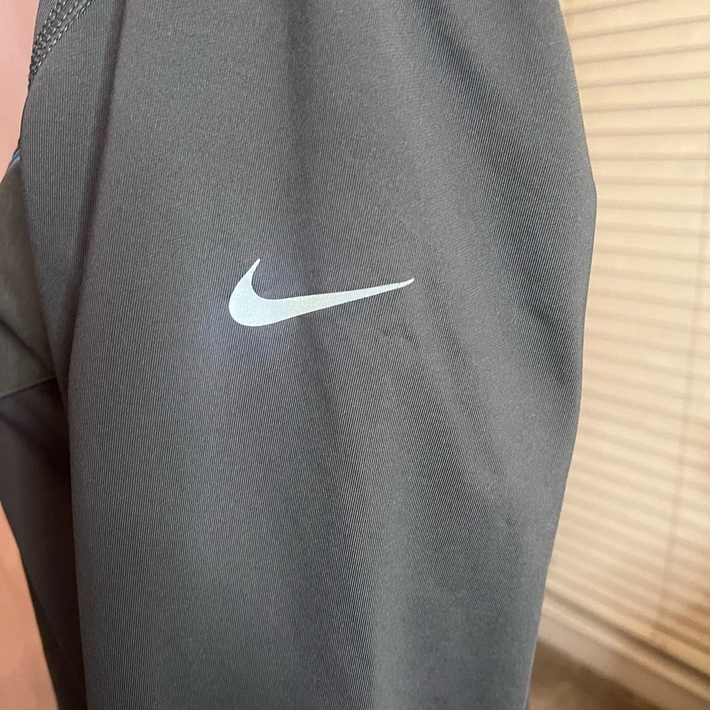 Nike running, Nike element Gray Pullover with Blue Accents and reflector’s. - Picture 2 of 5
